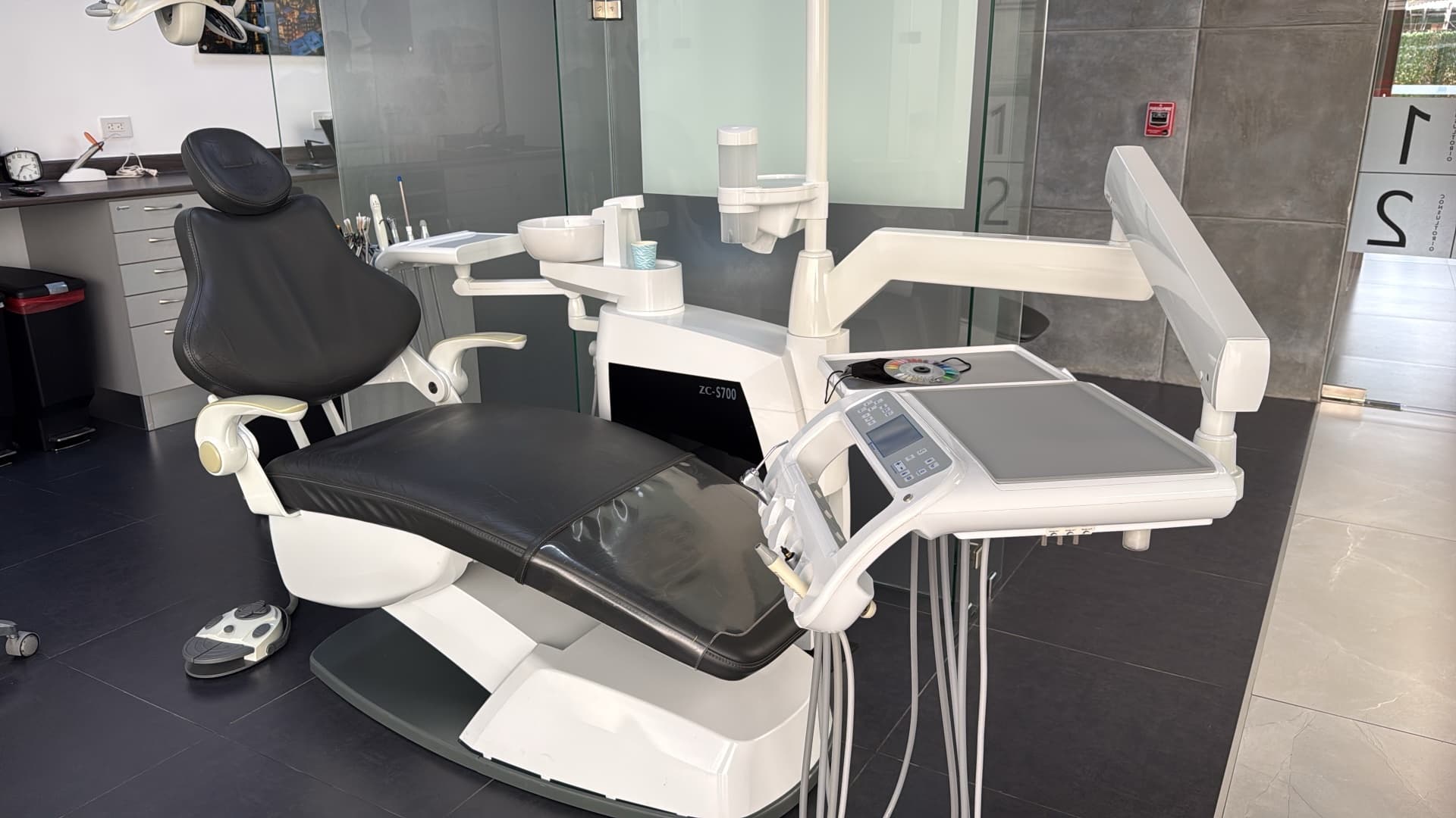 Modern dental treatment station with advanced ZC-5700 equipment